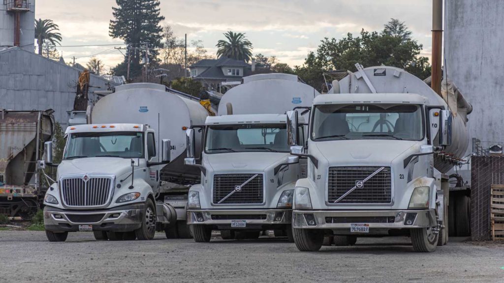 All-About-Trucking-Safety-Must-Know-Tips-And-Tricks-For-Drivers-on-ezguestpost